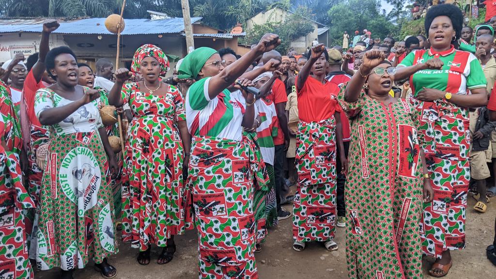 CnddB64275's tweet photo. 1/n Ibikorwa vyokwerekana imigwi ijejwe gutegura amatora muri zone no kumutumba igize zone #Bubanza mumugambwe @cnddfdd, vyasozererewe kumutumba wa #centre_ville,bitewe Iteka n'abubahwa:
#Ndayisenga_Glorise
#Sabu_Natasha
#Niyimbona_Berchimas n'izindi mvukira zokuri uyo #mutumba https://t.co/R8JaslwDjG