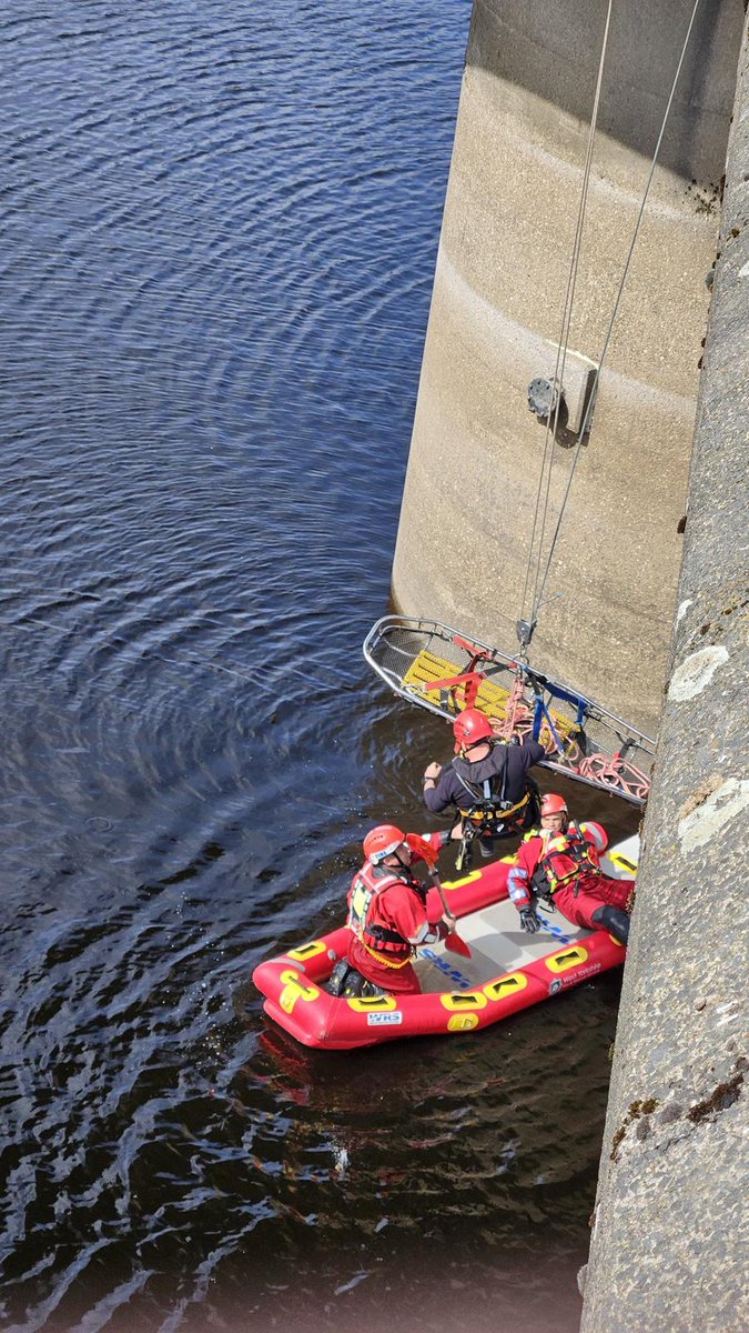 Our teams practicing water rescue at Scammonden. If you walk your dog on the waterside, don't go in the water if your pets in difficulty. 
Call 999 Ask for Fire for inland incidents WY. #BeWaterAware #coldwaterkills <a href="/KirkleesCouncil/">Kirklees Council</a> <a href="/WYFRSKirkTeam/">Kirklees District</a>