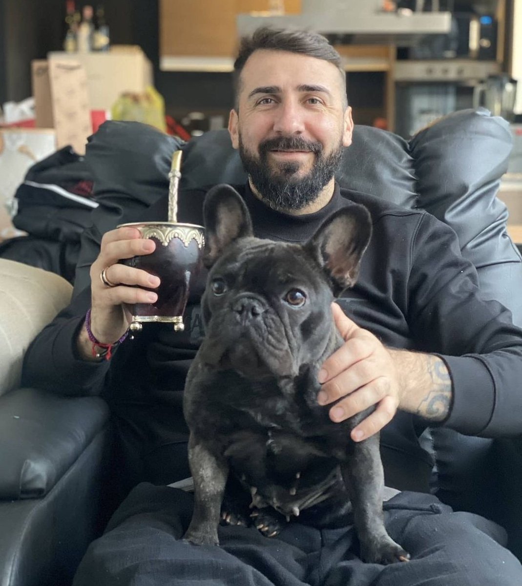 Yo: Voy a aprovechar que es feriado y voy a dormir hasta tarde

Yo a las 8 de la mañana: