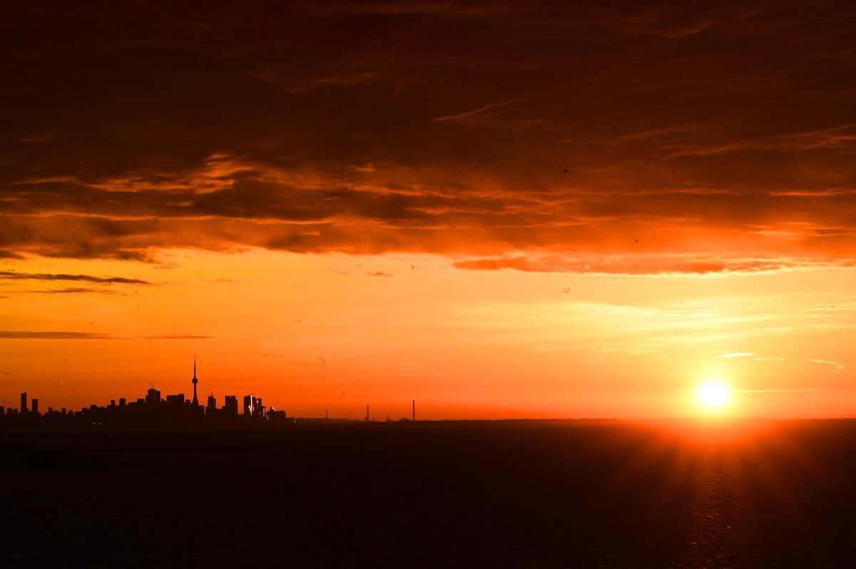malcolmgoleafs's tweet photo. @breakfasttv  This morning's Sunrise from Port Credit. https://t.co/2KQKh22mMW