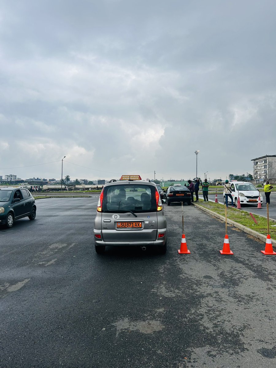 Je vend les téléphones 
Je vend le shawarma 
Je suis moniteur d’auto école