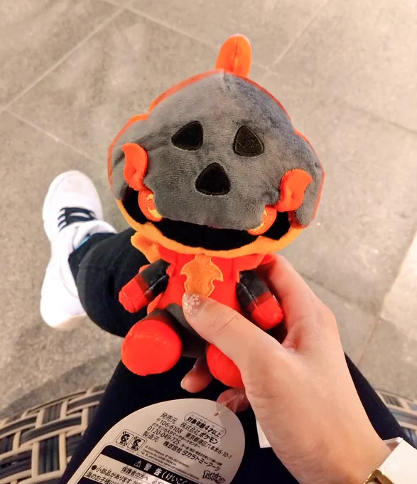 ポケセン寄ったらカルボウちゃん見つけた!!モンコレのテラスタルソウブレイズと一緒に買ったらレジのお姉さんに「お姉さん、カルボウとソウブレイズがお好きなんですか!」って言われたんだけどお姉さんも好きだから聞かれたのかな…!笑 