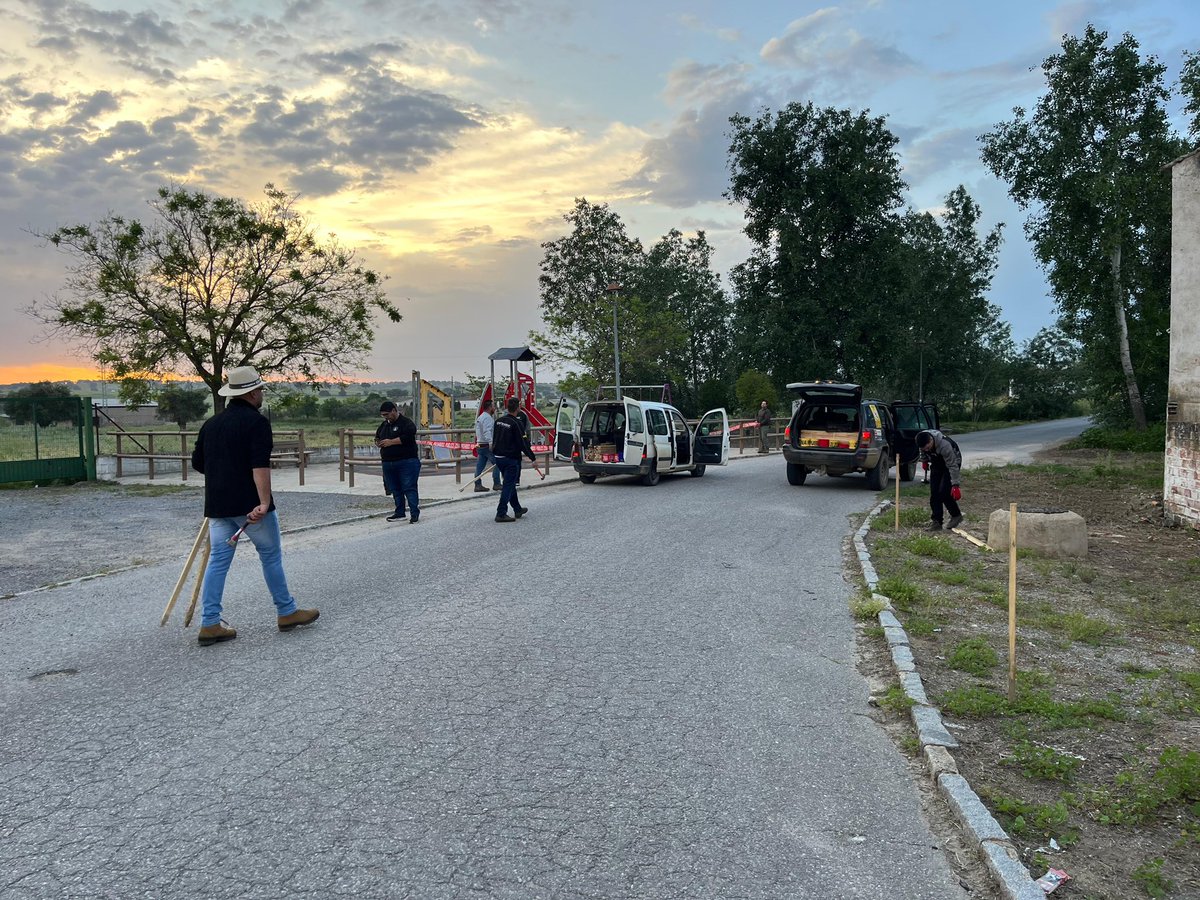 RallyPozoblanco's tweet photo. ☀️ Buenos días! Ya huele a rallye. 

🚧 Nuestros escuderos completaron ayer la primera jornada de montaje de tramos y hoy van a por la segunda. 😊 Sin ellos, este rallye no sería posible. 

💪 Muchas gracias a tod@s. 

🤜🤛 Vamos a por la duodécima 🔥 https://t.co/UoGErqbLGQ