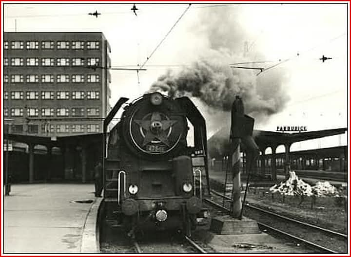 Stavba, co věkem zraje. Nádraží v <a href="/MestoPardubice/">Město Pardubice</a> arch. K. Řepy (1895-1963) patří do knih o funkcionalismu. Zakázku projektoval s J. Dandou a K. Kalvodou na konci 40. let, práce trvaly do r. 1958. První vlak přijel dnes (1. 5.) před 67 lety ve 14: 30. 📷 FB <a href="/Pardubice/">Pardubice</a> v běhu času