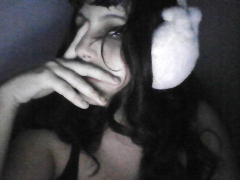 melodiamorbida's tweet photo. ah pq é feio tirar foto na webcam do notebook.. eu sendo horrivel https://t.co/1rrLNy9xf7