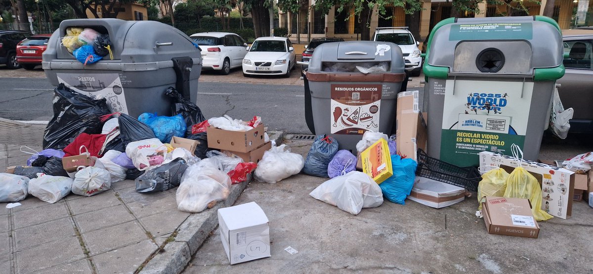 LuciaContGlez's tweet photo. Mover los contenedores no sirve de nada (bueno sí, que cada vez que los mueven los ponen peor para aparcar). Este sigue siendo el estado de los contenedores en El Porvenir y la única medida del @Ayto_Sevilla es cambiarlos de un sitio a otro. @jlsanzalcalde https://t.co/5OVLnVqTHz
