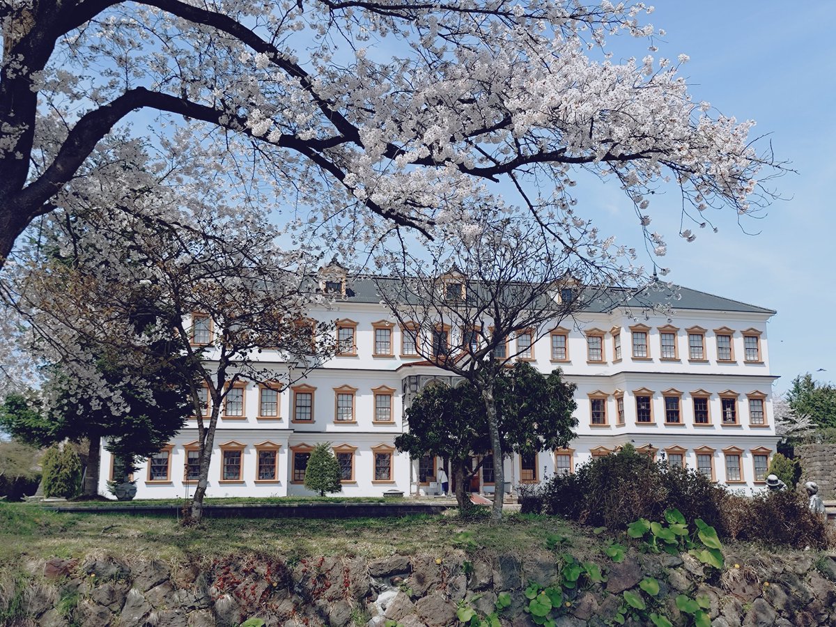 TOMMY01032's tweet photo. 本日はお気に入りの小坂町の明治百年通りに行って来ました。
まだ桜は綺麗に咲いておりました✨
帰りに道の駅上小阿仁に寄り高�����館の馬肉の煮物を買いに行くも売り切れ💦
カワイイマスコットを撮影し帰宅しました✨

＃cb400sf
＃ツーリング
＃小坂町
＃明治百年通り https://t.co/bfu4lywxNA
