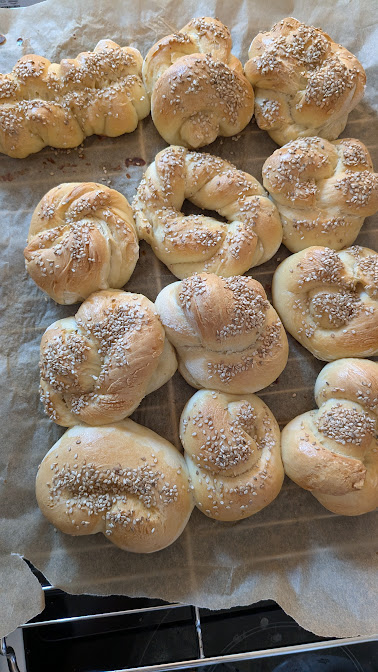 LizCollet's tweet photo. Welche nehm' ich denn nur....
... zuerst? 🥰😇😍👩🍳
Sonnigen arbeitsfreien Feiertag zum Tag der Arbeit!
(Meinetwegen braucht heut' kein Bäcker auf den freien Tag zu verzichten oder seine Verkäuferinnen)
#Bäckerlizerl #MeinTäglichesBrot #DailyBread #WerKoDerKo #GelerntIstGelernt https://t.co/sKcTva0pt9
