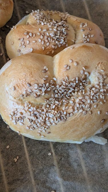 LizCollet's tweet photo. Welche nehm' ich denn nur....
... zuerst? 🥰😇😍👩🍳
Sonnigen arbeitsfreien Feiertag zum Tag der Arbeit!
(Meinetwegen braucht heut' kein Bäcker auf den freien Tag zu verzichten oder seine Verkäuferinnen)
#Bäckerlizerl #MeinTäglichesBrot #DailyBread #WerKoDerKo #GelerntIstGelernt https://t.co/sKcTva0pt9