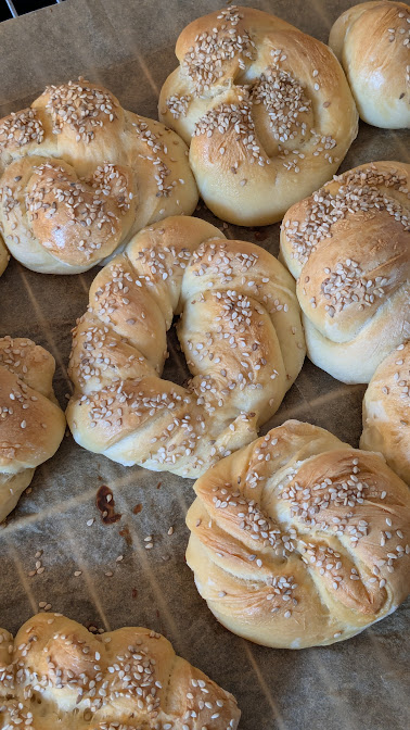 LizCollet's tweet photo. Welche nehm' ich denn nur....
... zuerst? 🥰😇😍👩🍳
Sonnigen arbeitsfreien Feiertag zum Tag der Arbeit!
(Meinetwegen braucht heut' kein Bäcker auf den freien Tag zu verzichten oder seine Verkäuferinnen)
#Bäckerlizerl #MeinTäglichesBrot #DailyBread #WerKoDerKo #GelerntIstGelernt https://t.co/sKcTva0pt9