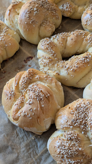 LizCollet's tweet photo. Welche nehm' ich denn nur....
... zuerst? 🥰😇😍👩🍳
Sonnigen arbeitsfreien Feiertag zum Tag der Arbeit!
(Meinetwegen braucht heut' kein Bäcker auf den freien Tag zu verzichten oder seine Verkäuferinnen)
#Bäckerlizerl #MeinTäglichesBrot #DailyBread #WerKoDerKo #GelerntIstGelernt https://t.co/sKcTva0pt9
