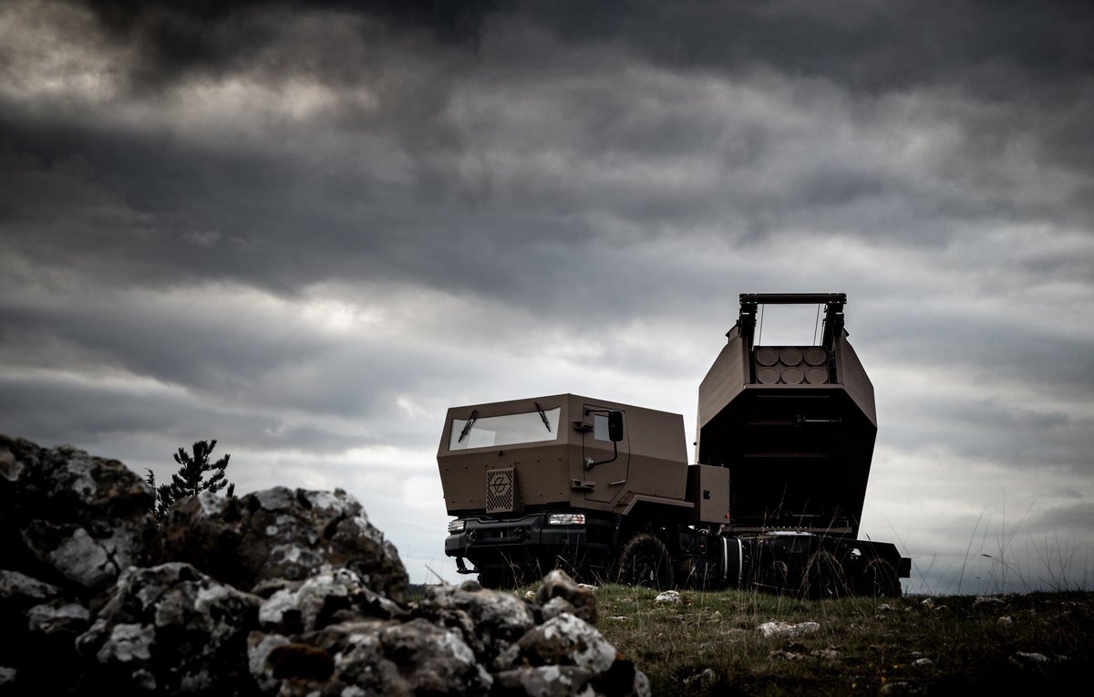 [ 🇫🇷 FRANCE ]

🔸 Le Foudre, lance-roquettes 6x6 aérotransportable, tire 10 roquettes guidées jusqu’à 1 000 km. Modulaire et 100 % français, il complète les capacités ISR modernes.

🔸 Capable de tirer 10 roquettes guidées GPS de 118 mm en 50 secondes, ce lanceur modulaire
