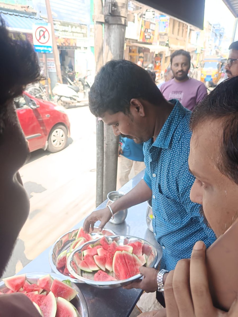 NellaiSKFC's tweet photo. நெல்லை மாநகர தலைமை சிவகார்த்திகேயன் நற்பணி இயக்கம் @NellaiSKFC சார்பாக இன்று தண்ணீர் பந்தல் அமைக்கப்பட்டு மோர்,தர்பூசணி வழங்கப்பட்டன.

@AllIndiaSKFC @mohandasspugal
@AnandSkfc @navneth @SKNIOfficial

#NellaiSKFC #SKNI
 #Nellai https://t.co/oAQZNTY9ZP