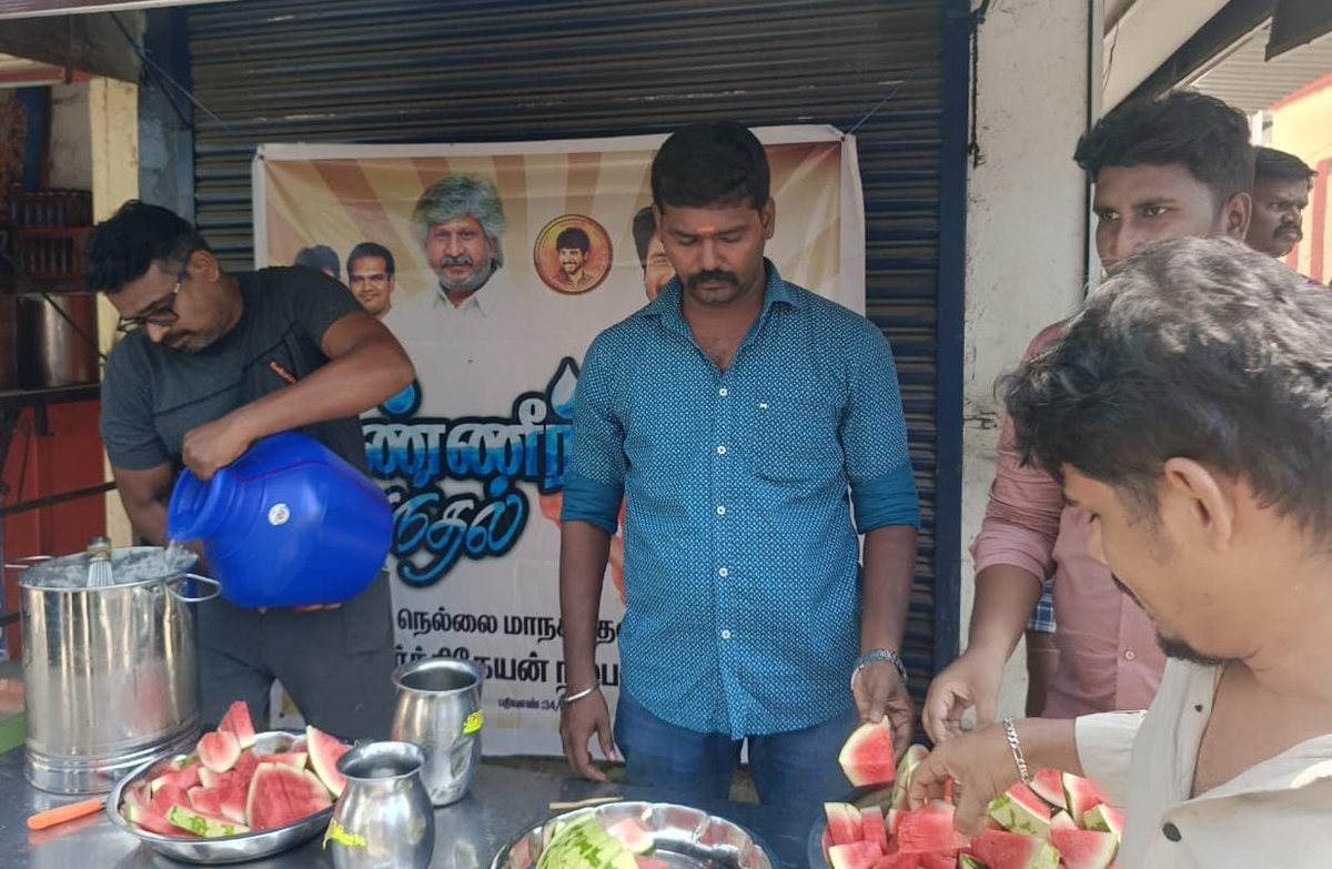 NellaiSKFC's tweet photo. நெல்லை மாநகர தலைமை சிவகார்த்திகேயன் நற்பணி இயக்கம் @NellaiSKFC சார்பாக இன்று தண்ணீர் பந்தல் அமைக்கப்பட்டு மோர்,தர்பூசணி வழங்கப்பட்டன.

@AllIndiaSKFC @mohandasspugal
@AnandSkfc @navneth @SKNIOfficial

#NellaiSKFC #SKNI
 #Nellai https://t.co/oAQZNTY9ZP