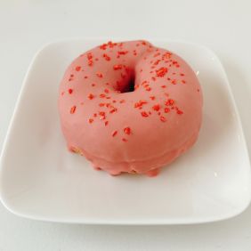 moulahokkaido's tweet photo. 【kenonのカラフルスイーツが札幌駅に登場！】​
5月7日～16日の期間限定で、札幌駅東コンコースの自販機にkenonの手作りドーナツ＆ベーグルが再登場！​
見た目も可愛いスイーツは、写真映え間違いなし📸​
#kenon #札幌スイーツ #ドーナツ #ベーグル #フォトジェニック https://t.co/KWHXCwaH1o