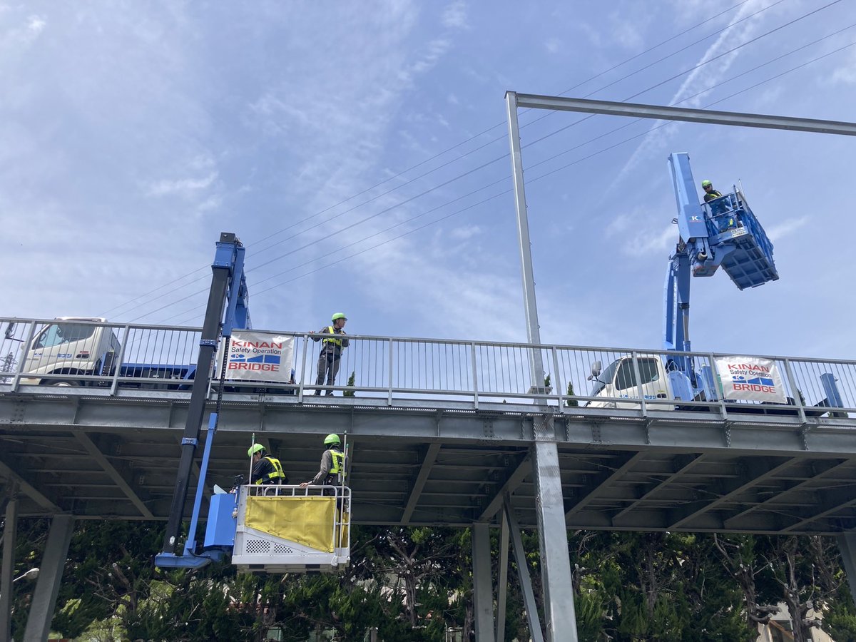 KinanKosyo's tweet photo. 弊社の姫路営業所にある #KINANBRIDGE で、御客様が安全講習、操作訓練を行いました。日頃よく使う機械もレアな機械も、時間に追われることなく、しっかりと安全を意識した訓練をして頂きました。

#キナン #高所作業車 #橋梁点検車 #キナンブリッジ https://t.co/RKDmtCiqUJ