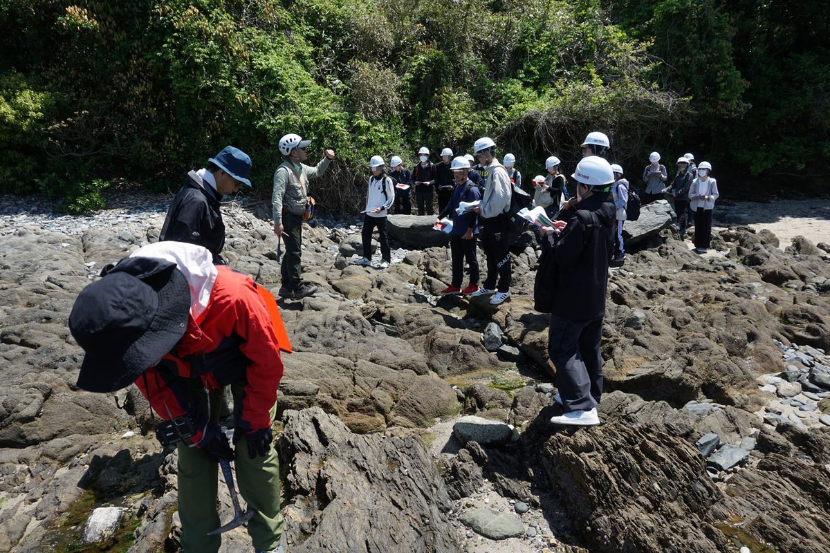 earthscience_uf's tweet photo. 【野外実習】土曜日の地球科学分野3年生の野外実習の様子です。能古島西側の海岸でルートマップ作成と露頭記載のトレーニング！でした。足元に見えているのは三郡変成岩の黒雲母片岩。（冨松先生撮影） https://t.co/aAnWL5Vh6G