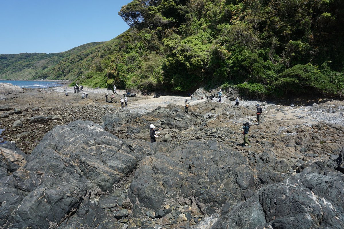 earthscience_uf's tweet photo. 【野外実習】土曜日の地球科学分野3年生の野外実習の様子です。能古島西側の海岸でルートマップ作成と露頭記載のトレーニング！でした。足元に見えているのは三郡変成岩の黒雲母片岩。（冨松先生撮影） https://t.co/aAnWL5Vh6G