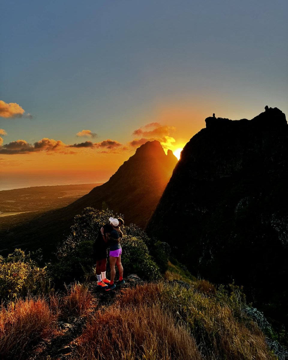 Fin de journée parfaite depuis les hauteurs de l’île Maurice🌴
Vue panoramique et couleurs incroyables dans le ciel, c’est le coucher de soleil idéal 🌅

📸 @roseleoben_

#ilemaurice #discovermauritius #mauritiusexplored #mauritiusnow #mauritiusisland #maurice #sunset #ride
