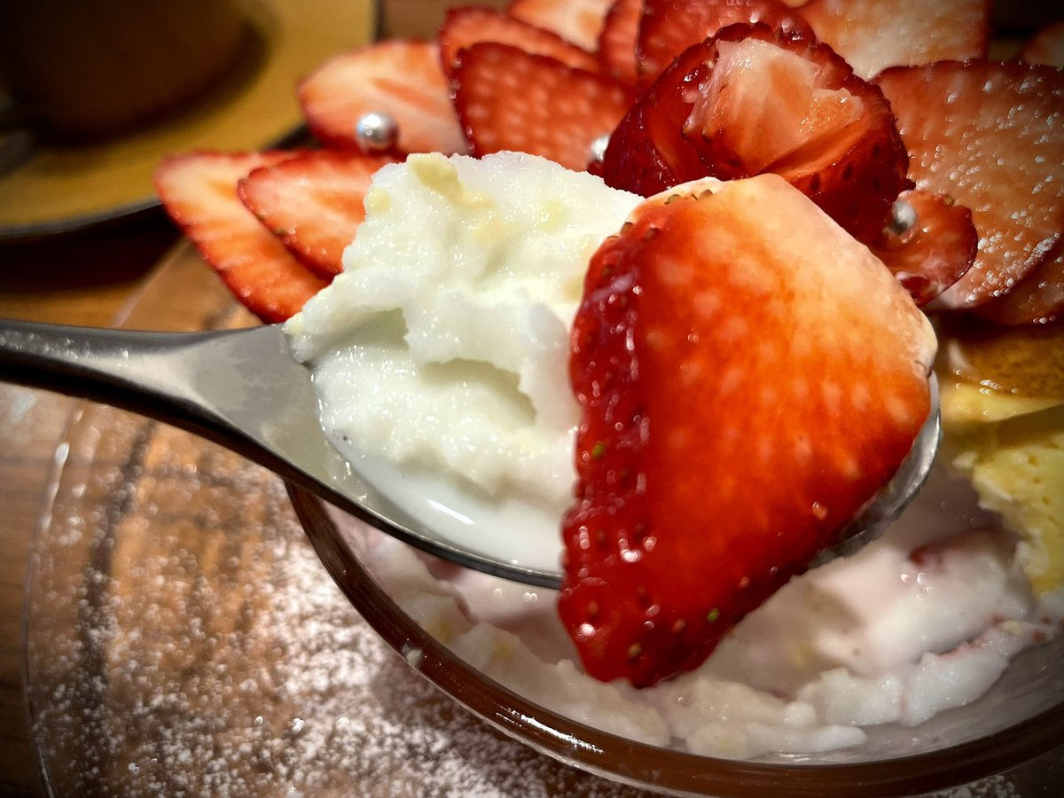 pharaohchan's tweet photo. かき氷🍧の概念が...
🍓のフラワーやん😆
氷が見えません😅
でも苺の下はブリュレになってて
パリパリ感。
氷はザクザク、ふわふわというよりは
滑らか食感。
甘いもの好きにはたまらない😋 https://t.co/YEy9OeorGI