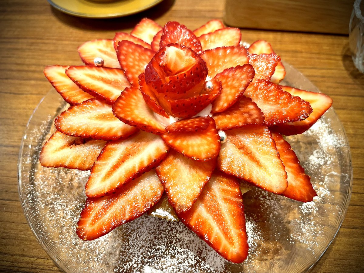 pharaohchan's tweet photo. かき氷🍧の概念が...
🍓のフラワーやん😆
氷が見えません😅
でも苺の下はブリュレになってて
パリパリ感。
氷はザクザク、ふわふわというよりは
滑らか食感。
甘いもの好きにはたまらない😋 https://t.co/YEy9OeorGI