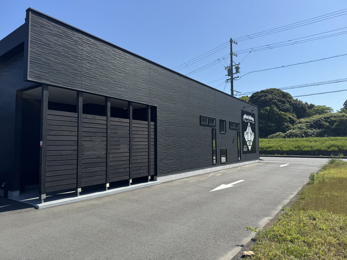 菊川市 787さん
GW中のラーメン。今日は『背脂鶏油豚骨』ですがバージョンUPした様で…店主曰く『スープが分離した様な味わいなんで、それを解決したくて…』と言う様な事を話されておりましたが…これはこれで大変美味しく、ありだとは思いますが…あの前の味わいも捨てがたい、難しい…『食』は…