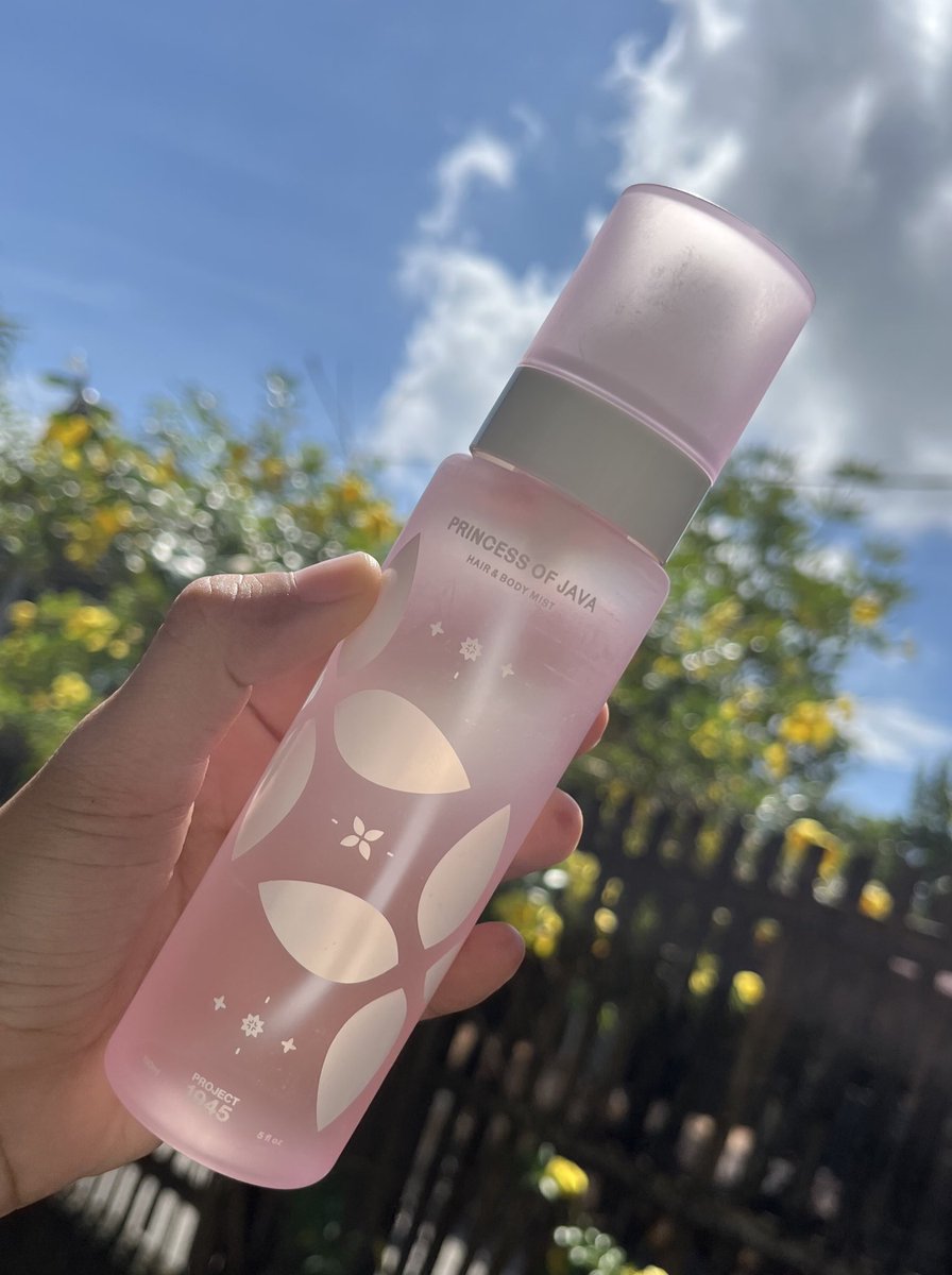 varaarylinzar's tweet image. Brand Lokal @Project1945 ada aja gebrakannya ✨

Tiba-tiba ngeluarin Princess Of Java Versi Hair &amp;amp; Body Mist 🫶🏻 🌷