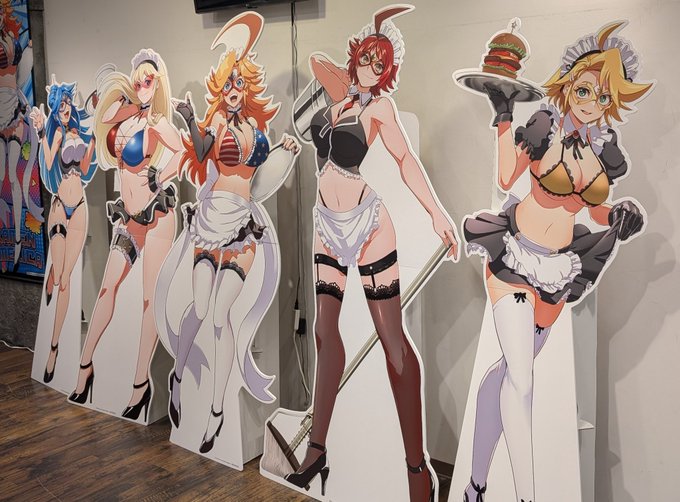 あった。平日なんでガラガラ。とりあえずアクスタ買ってきた。 