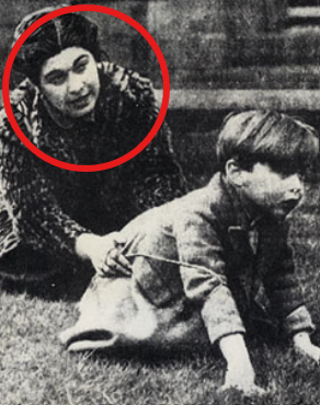 DrHelenFry's tweet image. In 1939, Elisabeth Furse, a 29-year-old mother, trained as an ambulance driver, but eventually joined the Pat Line later on in WW2, responsible for smuggling soldiers over the Pyrenees mountain range.

Join me in this thread to learn all about her wartime work:
(🧵)