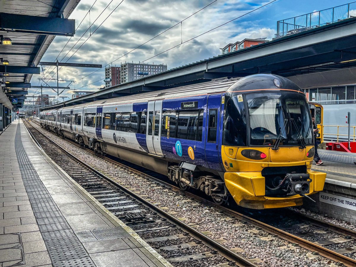 miles_chains's tweet image. The Class 333 operated by Northern, affectionately known as fishbowls with their distinctive cabs. 333013 Caught awaiting departure from Leeds with a service for Bradford Forster Square.
#Class333 #Northern #LeedsCityStation