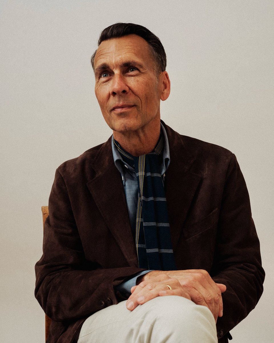 johnsimons1955's tweet photo. Suede and chambray—a consummate pairing. Peter sports another winning combination, finishing off the look with his trusty Paraboot Michaels, which have developed an outstanding patina.
Photography @thomaspratt_
#johnsimons1955 #ivyleague https://t.co/pFypEKSKma