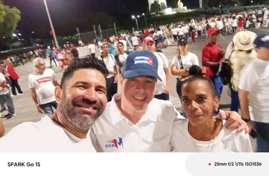 Compartimos una instantánea y un agradable momento en la Plaza con nuestro Ministro <a href="/japortalmiranda/">José Angel Portal Miranda</a> , patentizando que nuestro sector marchara unido en favor de una #CubaPorLaVida 

#1roDeMayo #LaHabanaEsSalud
