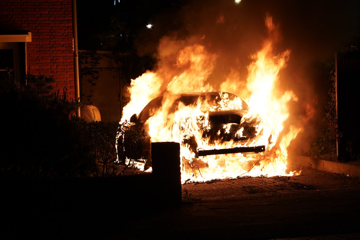 Auto brandt uit op oprit, mogelijke brandstichting