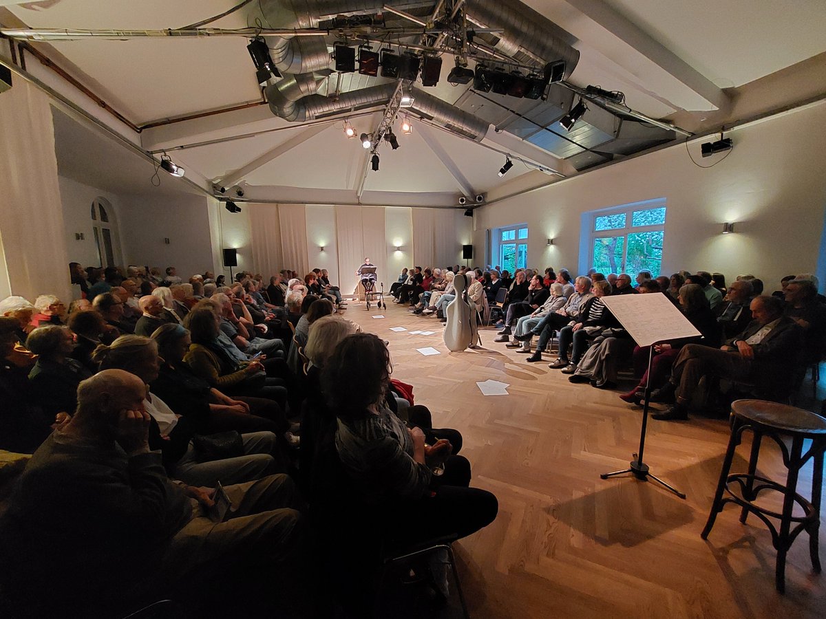 Die SCHWARZE NACHT Nr. 224 wird als eine der ungewöhnlichsten SCHWARZEN NÄCHTE in Erinnerung bleiben
Zunächst brillierte Hannes Hellmann mit einer Interpretation des "Vortrags über nichts" von John Cage
Der 2. Teil: "Four" von John Cage. Hervorragend: das TonArt String Quartett