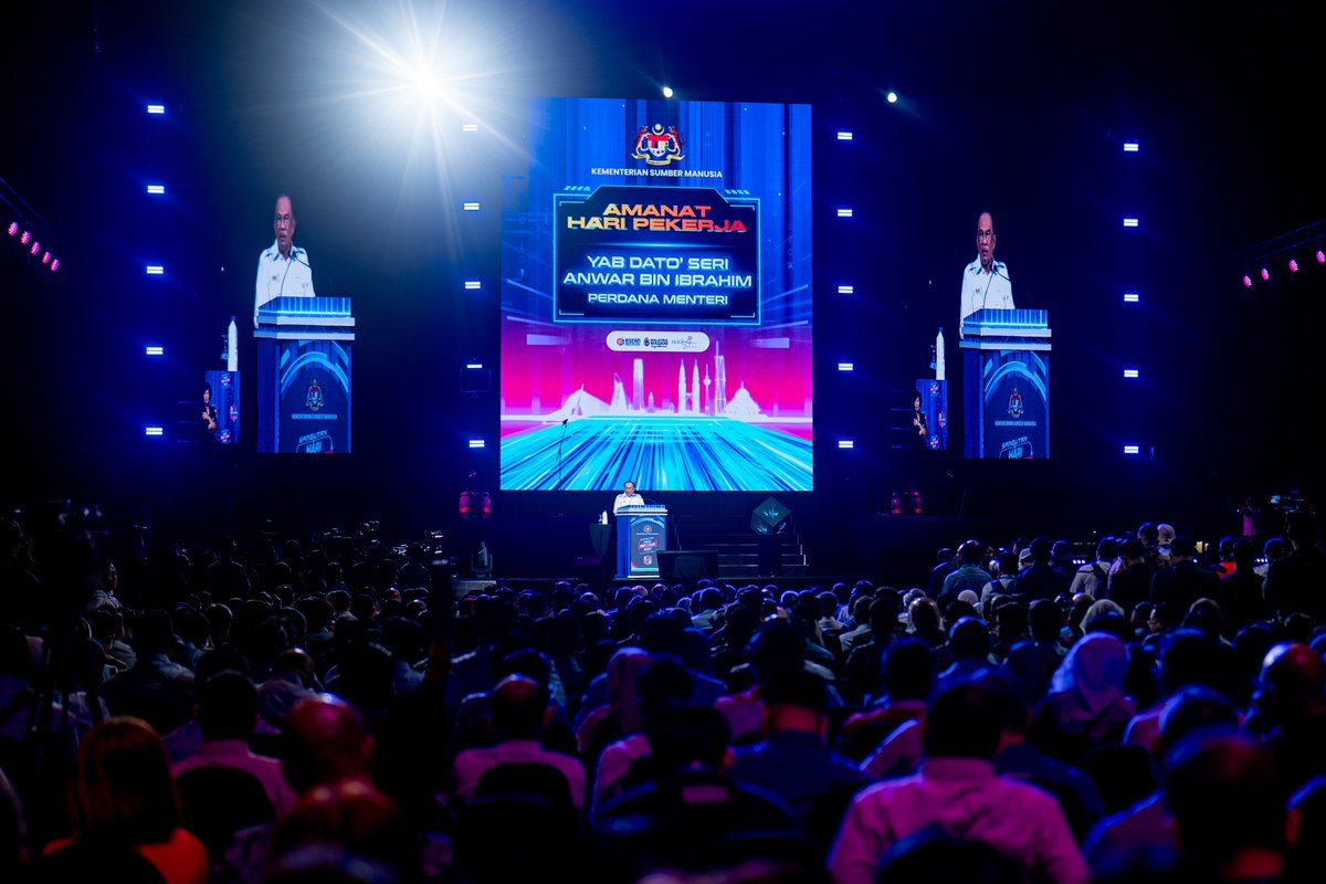 anwaribrahim's tweet photo. Turun ke Axiata Arena pagi tadi bagi menyambut Hari Pekerja peringkat kebangsaan sebagai satu penghormatan kepada bakti, keringat dan kesungguhan para pekerja dari segenap pelosok tanah air.

Saya cukup terkesan saat lagu Solidariti Perjuangan bergema di awal majlis. Bait-bait liriknya mengangkat hakikat sebenar perjuangan kelas pekerja: tanpa pekerja, tidak akan berdiri istana Raja; tanpa pekerja, tiada hospital megah; tanpa pekerja, keselamatan kita tidak terjamin.

Di sambutan ini, saya tegaskan semula iltizam Kerajaan MADANI untuk terus mengangkat martabat para pekerja dengan tidak sekadar berusaha mencatat pertumbuhan ekonomi, tetapi menterjemahkannya kepada kehidupan rakyat yang lebih bermaruah.

Atas semangat itu, kerajaan merangka sistem saraan baharu penjawat awam dengan pendekatan berbeza, bukan hanya menaikkan gaji tetapi memastikan mereka di tangga gaji rendah menerima kenaikan paling signifikan.

Pendekatan ini selaras dengan hasrat Kerajaan MADANI membina semula negara ini atas nilai karamah insaniah, di mana martabat seseorang itu tidak diukur pada harta atau pangkat, tetapi pada jasa, budi dan pengorbanannya. 

Maka meskipun ada yang cuba menanam keraguan, kami tekal memulakan langkah membela pekerja, termasuk menaikkan gaji penjawat awam dan kadar gaji minimum.

Saya tidak pernah lupa pengorbanan puluhan ribu rakyat yang majoritinya golongan pekerja, bersama turun ke jalanan demi menuntut keadilan, melawan penindasan dan menolak salah guna kuasa. 

Hari ini, kita tidak sekadar berbicara kosong. Kita mulakan dengan tatakelola, melaksanakan reformasi fiskal, dan menaikkan gaji pekerja. Kita perangi rasuah dan menghentikan budaya menggunakan kuasa untuk memperkaya diri dan keluarga.

Namun perjuangan ini belum selesai. Kita harus berani melawan agenda kebencian, perkauman sempit dan fahaman agama yang memecahbelahkan. Perjuangan ini adalah untuk keadilan buat semua pekerja, tanpa mengira kaum, agama atau wilayah.

Teruskan khidmat kalian dengan tekun dan ikhlas. Pekerja harus bersatu dan tentukan sendiri nasib kalian, dan jangan sesekali membenarkan diri ditunggang sesiapa. Ayuh, kita bulatkan tekad, menumpahkan bakti untuk menjadikan Malaysia negara hebat di rantau ini, Insya-Allah.

#MalaysiaMADANI
#MADANIBekerja