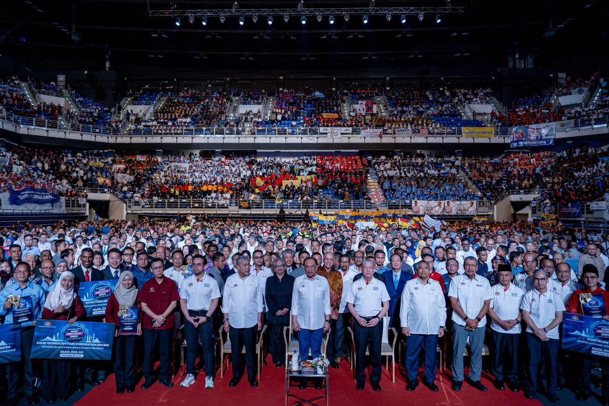 anwaribrahim's tweet photo. Turun ke Axiata Arena pagi tadi bagi menyambut Hari Pekerja peringkat kebangsaan sebagai satu penghormatan kepada bakti, keringat dan kesungguhan para pekerja dari segenap pelosok tanah air.

Saya cukup terkesan saat lagu Solidariti Perjuangan bergema di awal majlis. Bait-bait liriknya mengangkat hakikat sebenar perjuangan kelas pekerja: tanpa pekerja, tidak akan berdiri istana Raja; tanpa pekerja, tiada hospital megah; tanpa pekerja, keselamatan kita tidak terjamin.

Di sambutan ini, saya tegaskan semula iltizam Kerajaan MADANI untuk terus mengangkat martabat para pekerja dengan tidak sekadar berusaha mencatat pertumbuhan ekonomi, tetapi menterjemahkannya kepada kehidupan rakyat yang lebih bermaruah.

Atas semangat itu, kerajaan merangka sistem saraan baharu penjawat awam dengan pendekatan berbeza, bukan hanya menaikkan gaji tetapi memastikan mereka di tangga gaji rendah menerima kenaikan paling signifikan.

Pendekatan ini selaras dengan hasrat Kerajaan MADANI membina semula negara ini atas nilai karamah insaniah, di mana martabat seseorang itu tidak diukur pada harta atau pangkat, tetapi pada jasa, budi dan pengorbanannya. 

Maka meskipun ada yang cuba menanam keraguan, kami tekal memulakan langkah membela pekerja, termasuk menaikkan gaji penjawat awam dan kadar gaji minimum.

Saya tidak pernah lupa pengorbanan puluhan ribu rakyat yang majoritinya golongan pekerja, bersama turun ke jalanan demi menuntut keadilan, melawan penindasan dan menolak salah guna kuasa. 

Hari ini, kita tidak sekadar berbicara kosong. Kita mulakan dengan tatakelola, melaksanakan reformasi fiskal, dan menaikkan gaji pekerja. Kita perangi rasuah dan menghentikan budaya menggunakan kuasa untuk memperkaya diri dan keluarga.

Namun perjuangan ini belum selesai. Kita harus berani melawan agenda kebencian, perkauman sempit dan fahaman agama yang memecahbelahkan. Perjuangan ini adalah untuk keadilan buat semua pekerja, tanpa mengira kaum, agama atau wilayah.

Teruskan khidmat kalian dengan tekun dan ikhlas. Pekerja harus bersatu dan tentukan sendiri nasib kalian, dan jangan sesekali membenarkan diri ditunggang sesiapa. Ayuh, kita bulatkan tekad, menumpahkan bakti untuk menjadikan Malaysia negara hebat di rantau ini, Insya-Allah.

#MalaysiaMADANI
#MADANIBekerja
