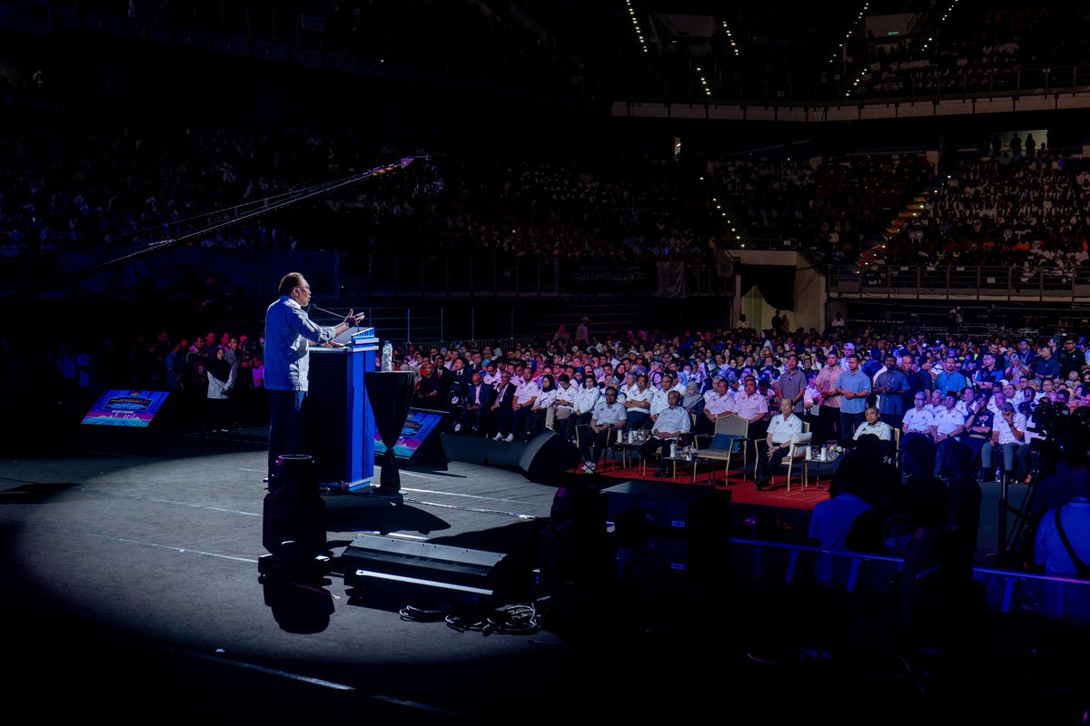 anwaribrahim's tweet photo. Turun ke Axiata Arena pagi tadi bagi menyambut Hari Pekerja peringkat kebangsaan sebagai satu penghormatan kepada bakti, keringat dan kesungguhan para pekerja dari segenap pelosok tanah air.

Saya cukup terkesan saat lagu Solidariti Perjuangan bergema di awal majlis. Bait-bait liriknya mengangkat hakikat sebenar perjuangan kelas pekerja: tanpa pekerja, tidak akan berdiri istana Raja; tanpa pekerja, tiada hospital megah; tanpa pekerja, keselamatan kita tidak terjamin.

Di sambutan ini, saya tegaskan semula iltizam Kerajaan MADANI untuk terus mengangkat martabat para pekerja dengan tidak sekadar berusaha mencatat pertumbuhan ekonomi, tetapi menterjemahkannya kepada kehidupan rakyat yang lebih bermaruah.

Atas semangat itu, kerajaan merangka sistem saraan baharu penjawat awam dengan pendekatan berbeza, bukan hanya menaikkan gaji tetapi memastikan mereka di tangga gaji rendah menerima kenaikan paling signifikan.

Pendekatan ini selaras dengan hasrat Kerajaan MADANI membina semula negara ini atas nilai karamah insaniah, di mana martabat seseorang itu tidak diukur pada harta atau pangkat, tetapi pada jasa, budi dan pengorbanannya. 

Maka meskipun ada yang cuba menanam keraguan, kami tekal memulakan langkah membela pekerja, termasuk menaikkan gaji penjawat awam dan kadar gaji minimum.

Saya tidak pernah lupa pengorbanan puluhan ribu rakyat yang majoritinya golongan pekerja, bersama turun ke jalanan demi menuntut keadilan, melawan penindasan dan menolak salah guna kuasa. 

Hari ini, kita tidak sekadar berbicara kosong. Kita mulakan dengan tatakelola, melaksanakan reformasi fiskal, dan menaikkan gaji pekerja. Kita perangi rasuah dan menghentikan budaya menggunakan kuasa untuk memperkaya diri dan keluarga.

Namun perjuangan ini belum selesai. Kita harus berani melawan agenda kebencian, perkauman sempit dan fahaman agama yang memecahbelahkan. Perjuangan ini adalah untuk keadilan buat semua pekerja, tanpa mengira kaum, agama atau wilayah.

Teruskan khidmat kalian dengan tekun dan ikhlas. Pekerja harus bersatu dan tentukan sendiri nasib kalian, dan jangan sesekali membenarkan diri ditunggang sesiapa. Ayuh, kita bulatkan tekad, menumpahkan bakti untuk menjadikan Malaysia negara hebat di rantau ini, Insya-Allah.

#MalaysiaMADANI
#MADANIBekerja