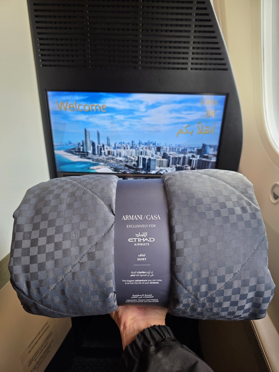 soyoso's tweet photo. ตอนนี้สายการบินนอกจากจะให้ความสำคัญเรื่องที่นั่งใน First &amp; Business class แล้ว Amenity Kit ก็สำคัญไม่แพ้กัน 
หลายๆ สายใช้แบรนด์หรูมาดึงลูกค้า เช่น Bvlagari / Armani /Diptyque
พี่รวบรวมที่น่าสนใจมาให้ดูกันครับ
1.Etihad ใช้ Giorgio Armani รวมถึงผ้าห่มและหมอนด้วย (อันนี้หรูหราจริง) https://t.co/Z0ISs9kJ4d