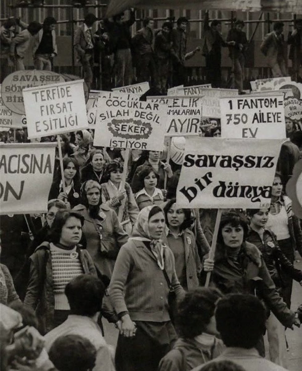 Emeklerin sömürülmediği, hak edilen haklar için, “insani” koşullarda yaşamak için mücadeleye mecbur kalınmadığı, “devletin” “devlet” gibi, var olma amacına uygun olarak(!) davrandığı, sağır kulaklara çığlıkların duyurulmaya çalışılmadığı günlere.. 1 Mayıs İşçi ve Emekçi Bayramı
