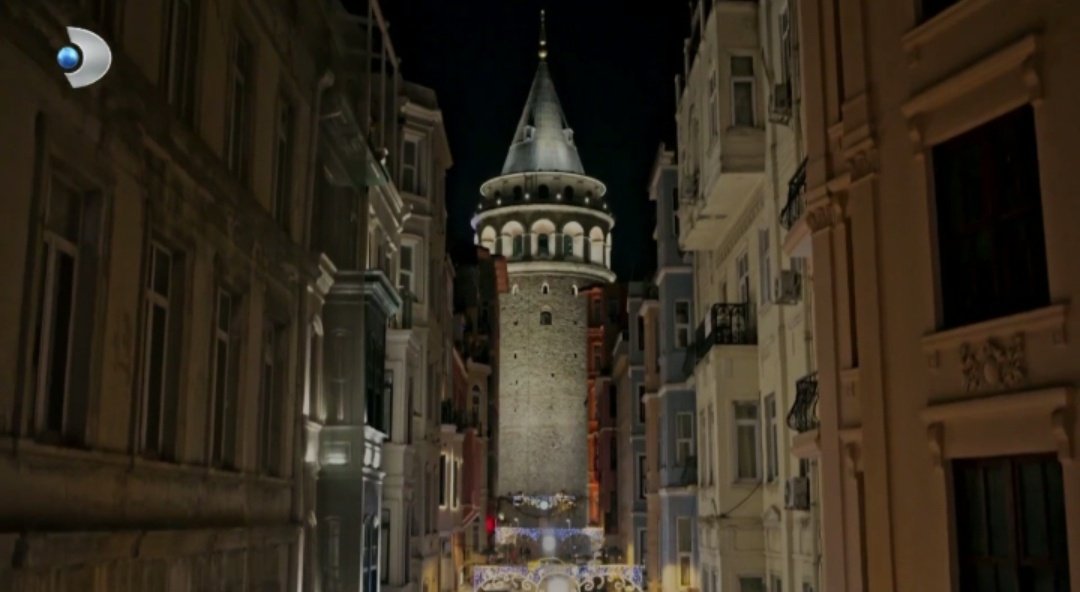 elif111213's tweet photo. Dün akşam şarkının anısı olduğundan fark etmemişim. Ama  çok güzel bir detay var ya ba-yıl-dım 🫠
Hemen açıklıyorum.
Dizinin son sahnesi bir Ümit Yaşar Oğuzcan şiiri ve Galata Kulesi çekimiyle bitirildi. Peki bu ikilinin nasıl bir bağlantısı var? Buyrun anlatayım. #EşrefRüya https://t.co/KfUlccN3Mw