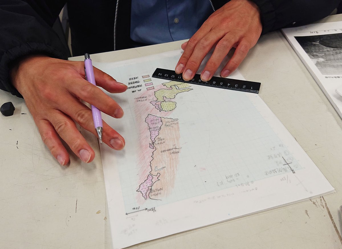 earthscience_uf's tweet photo. 【学生実験】これは一昨日の地球科学分野3年生の専門実験の様子です。能古島のフィールドワークで得たデータを基にして作図に取り組んでいます。2年次の専門科目で学んだ地質図学をより深く。野外と室内の両方の実習を通じて専門スキルを磨きます。 https://t.co/2q63Cbixo4