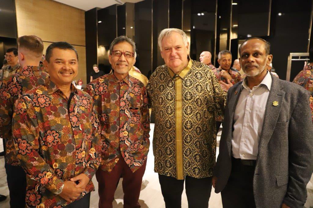ADFinMalaysia (@adfinmalaysia) on Twitter photo Last week <a href="/ChiefAusArmy/">LTGEN Simon Stuart</a> joined 🇲🇾🇦🇺 Defence Alumni for dinner, including his RMC #Duntroon classmate, Lieutenant General Datuk Mohd Sofi Md Lepi. Dressed in our signature batik, we celebrated the strong bond between the generations of alumni who strengthen our defence partnership Last week <a href="/ChiefAusArmy/">LTGEN Simon Stuart</a> joined 🇲🇾🇦🇺 Defence Alumni for dinner, including his RMC #Duntroon classmate, Lieutenant General Datuk Mohd Sofi Md Lepi. Dressed in our signature batik, we celebrated the strong bond between the generations of alumni who strengthen our defence partnership