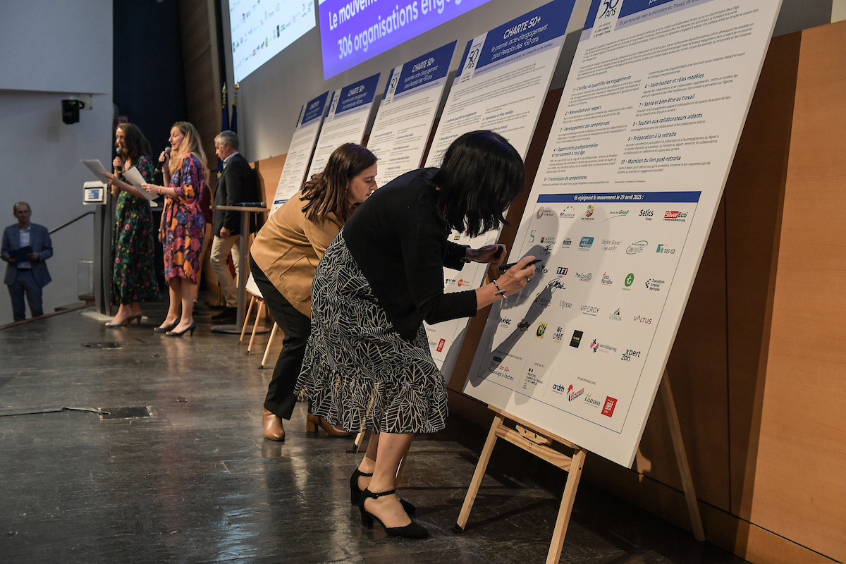 Quel plaisir de signer au Ministère du Travail en présence de Madame la Ministre
Astrid Panosyan Bouvet et aux côtés de 170 entreprises de tous secteurs la Charte 50+ pour Famillys. Heureux de rejoindre ce mouvement essentiel et fédérateur pour un monde plus inclusif !