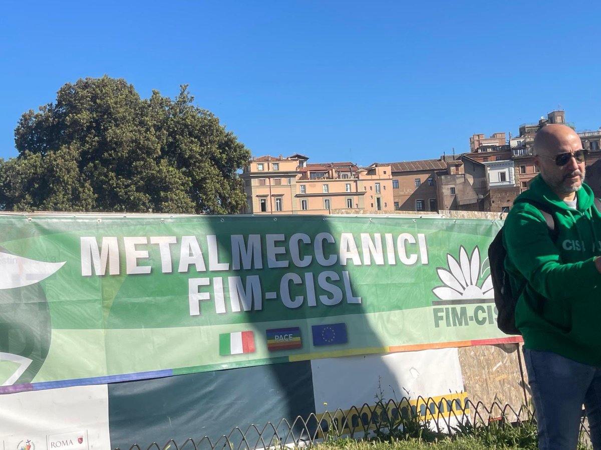 FIMCislStampa's tweet photo. 📣FestaDeiLavoratori dal palco del #1Maggio a Roma i metalmeccanici #FIM FIOM UILM rivendicano la riapertura del negoziato e un contratto giusto 💪🏾 https://t.co/5zOf1xdr5F