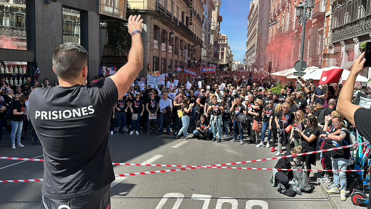 📣 #1DeMayo | El día de hoy no es solo una fiesta, es un día para recordar que seguimos luchando por obtener las Justas Reivindicaciones de los Trabajadores Penitenciarios en España 🇪🇸 

📌 Estatuto Prisiones 
📌 Equiparación Salarial
📌 Ser nombrados YA Agentes de Autoridad
📌