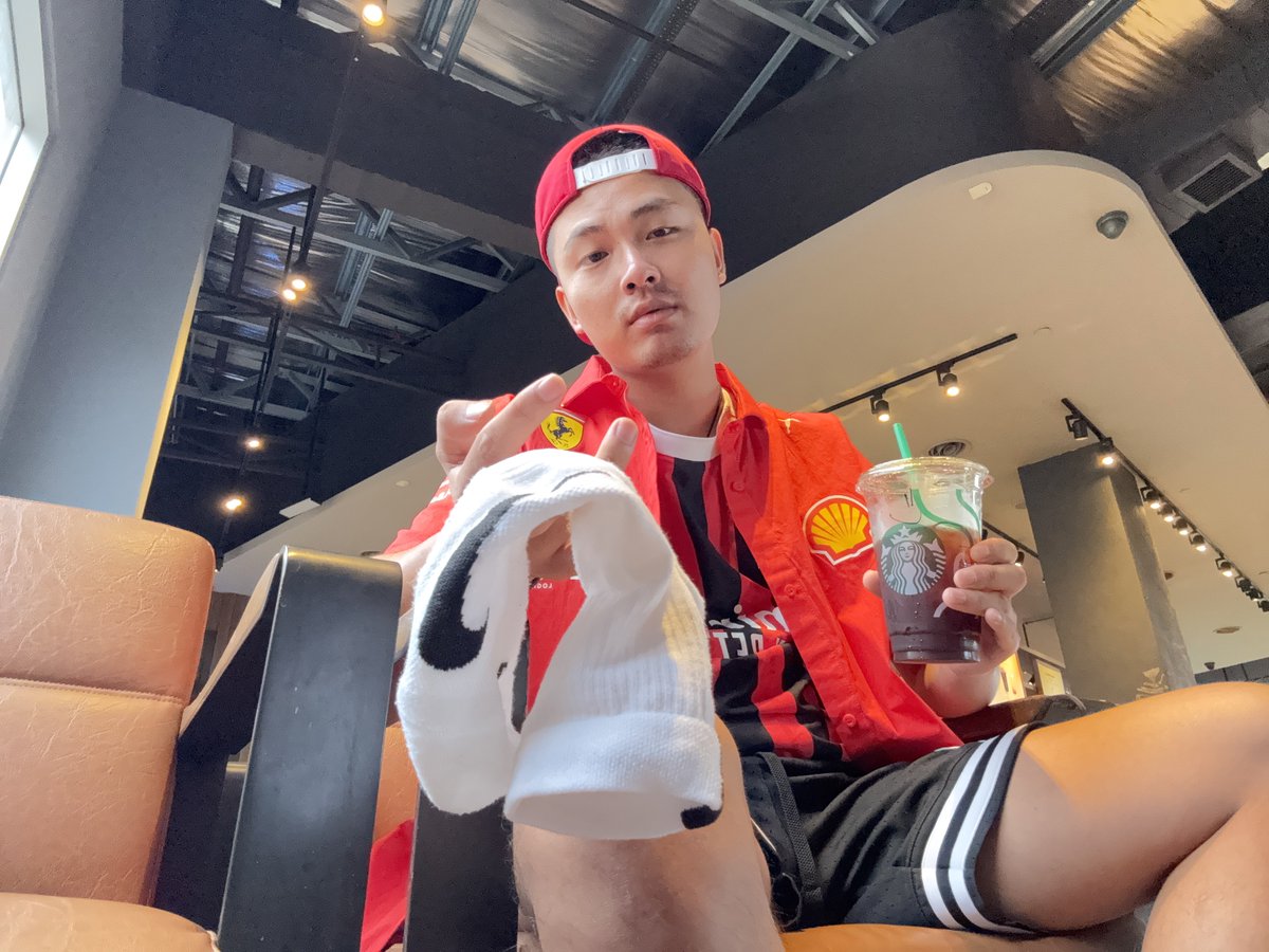 是不是你的袜子掉了，我帮你捡起来了