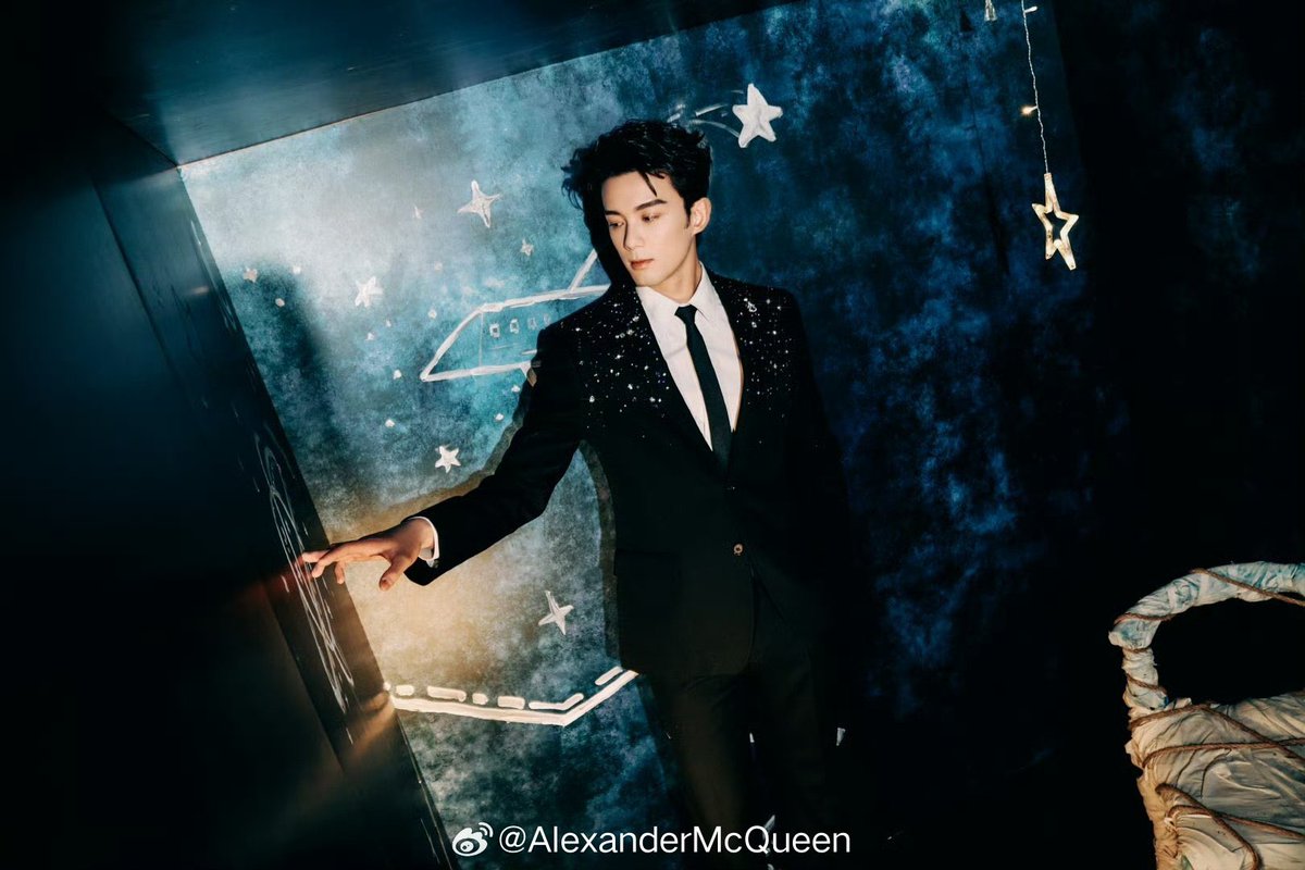 iLeiMiForLeo's tweet image. #April2025 | @McQueen Weibo 

Actor #WuLei, in a McQueen interstellar embroidered suit from the #McQueen2025SpringSummerCollection, attended The 20th Huabiao Awards. The precisely tailored silhouette was embellished w shimmering crystal bead embroidery, created a dazzling moment.