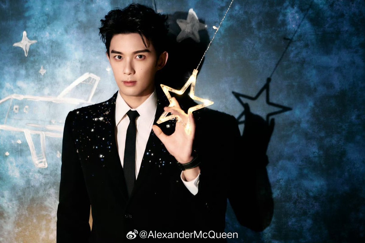 iLeiMiForLeo's tweet image. #April2025 | @McQueen Weibo 

Actor #WuLei, in a McQueen interstellar embroidered suit from the #McQueen2025SpringSummerCollection, attended The 20th Huabiao Awards. The precisely tailored silhouette was embellished w shimmering crystal bead embroidery, created a dazzling moment.