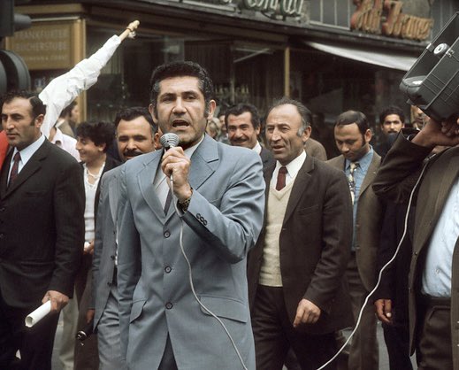 Daha iyi çalışma şartları için takım elbiseleriyle yürüyüş yapan ilk nesil işçiler… 🌿 (1974, Frankfurt)

#1Mayıs