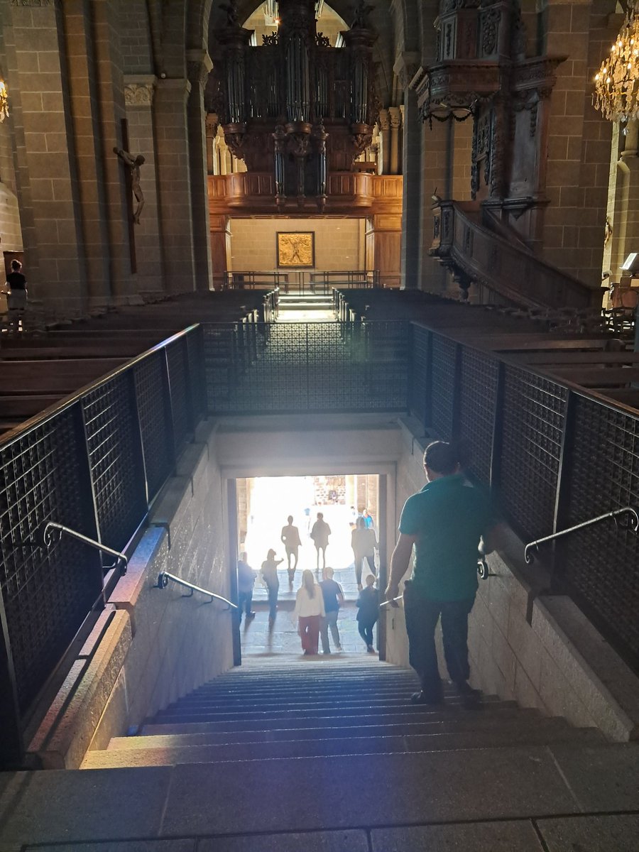 cathedraledupuy's tweet photo. En ce jour de la fête de Saint Joseph travailleur, ils étaient 310 à partir sur le chemin après avoir reçu la bénédiction des pèlerins en notre sanctuaire marial du Puy en Velay.
#buencamino #ultreia #viapodiensis #chemindesaintjacques #camino https://t.co/5O3QoAnKUQ